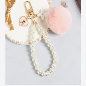 (PINK) Fuzzy Ball Keychain ✨🩷